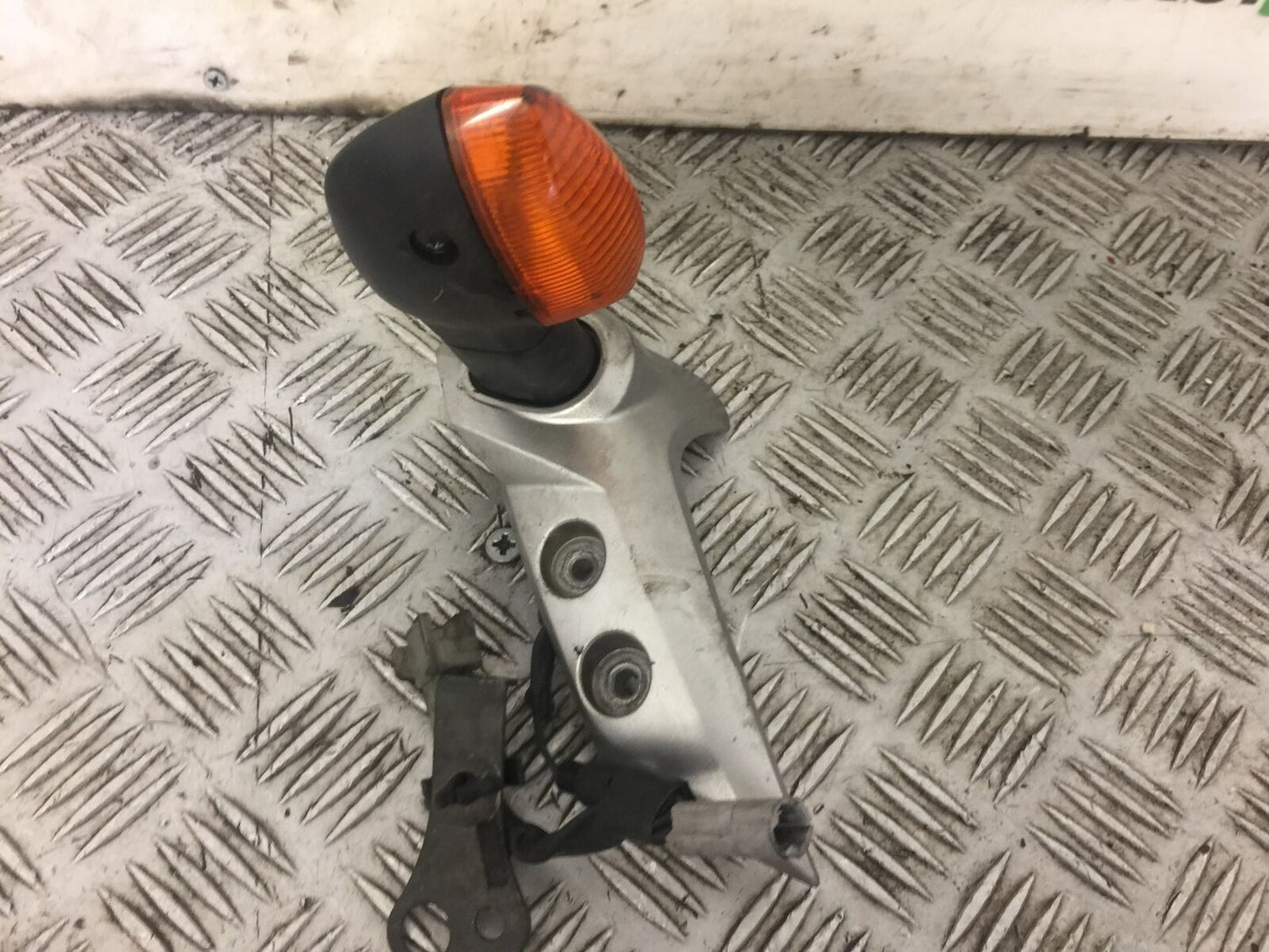 YAMAHA FZ6 RIGHT INDICATOR AND BRACKET  YEAR 2005  (STOCK 589)