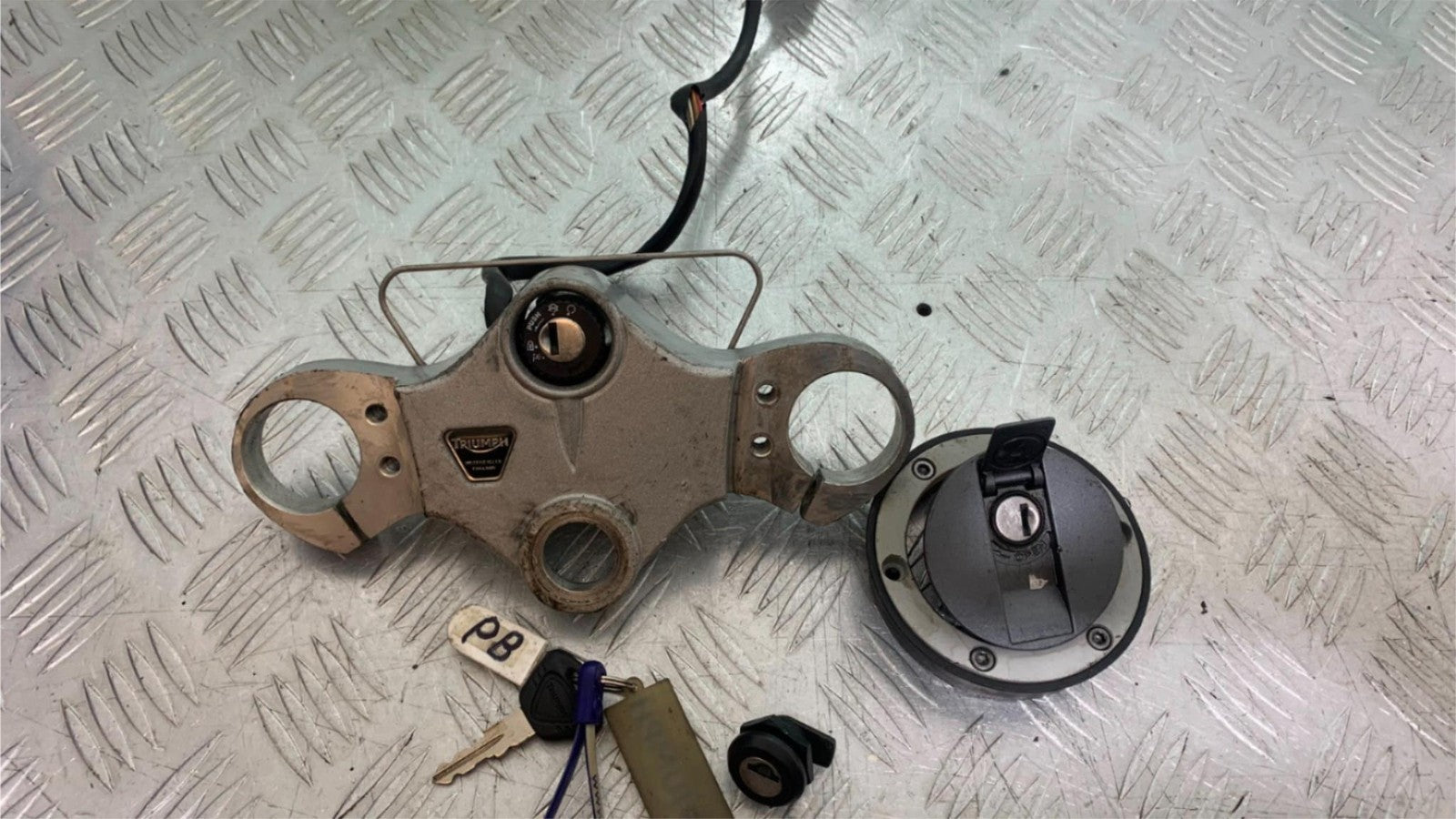 TRIUMPH 1050 SPRINT ST LOCKS AND KEY  2003-2011 (CMB1285)