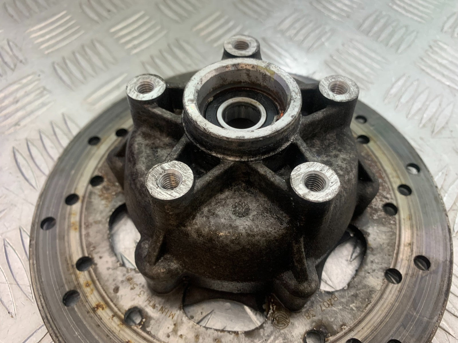 PIAGGIO VESPA GTS 125 FRONT DISC AND HUB  YEAR 2009-2014  (CMB1261)