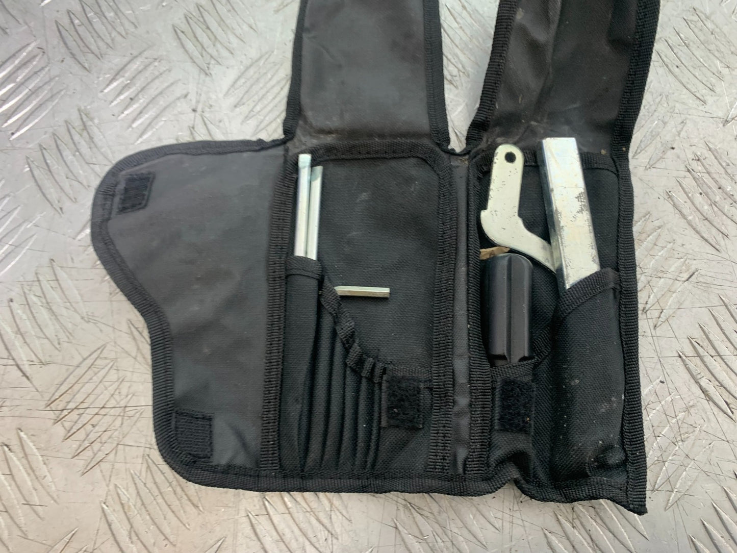 TRIUMPH 1050 SPRINT GT TOOL KIT  YEAR 2010-2016 (CMB1250)
