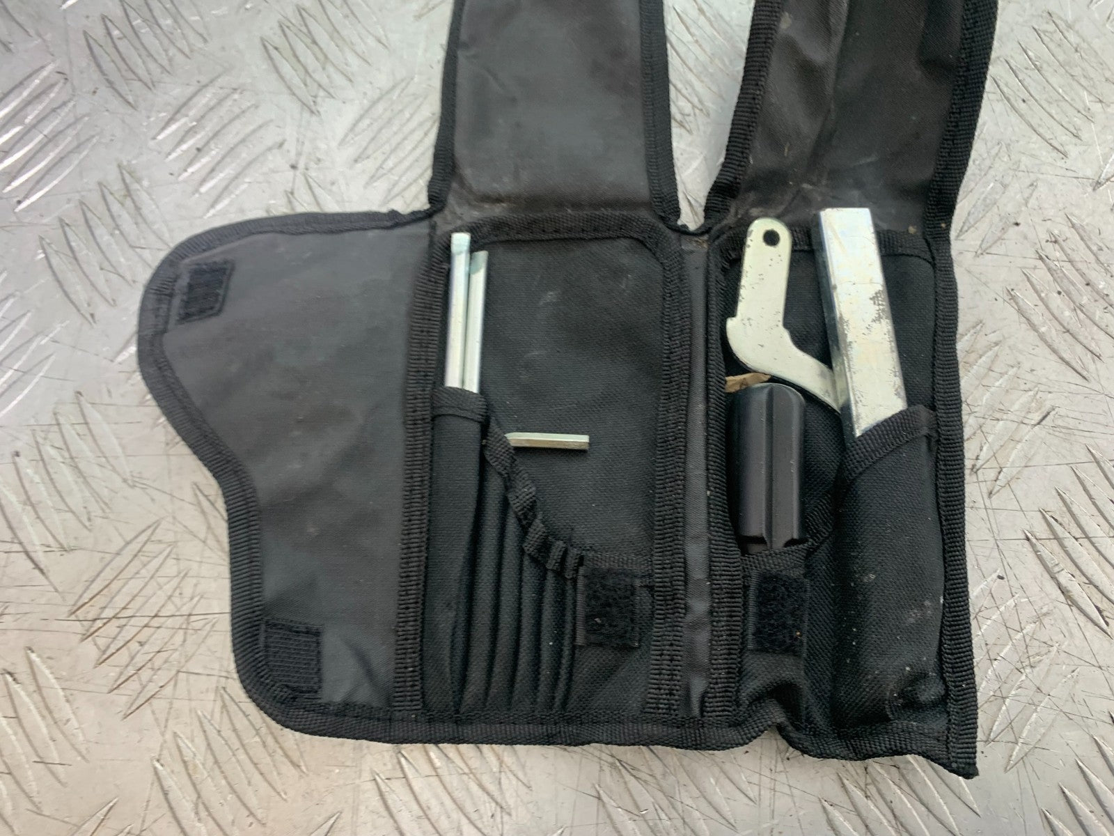 TRIUMPH 1050 SPRINT GT TOOL KIT  YEAR 2010-2016 (CMB1250)