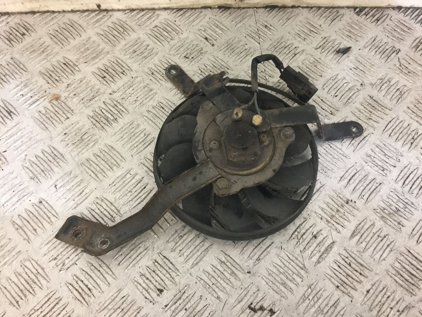 TRIUMPH 675 STREET TRIPLE RADIATOR FAN   YEAR 2016 (STOCK 674)