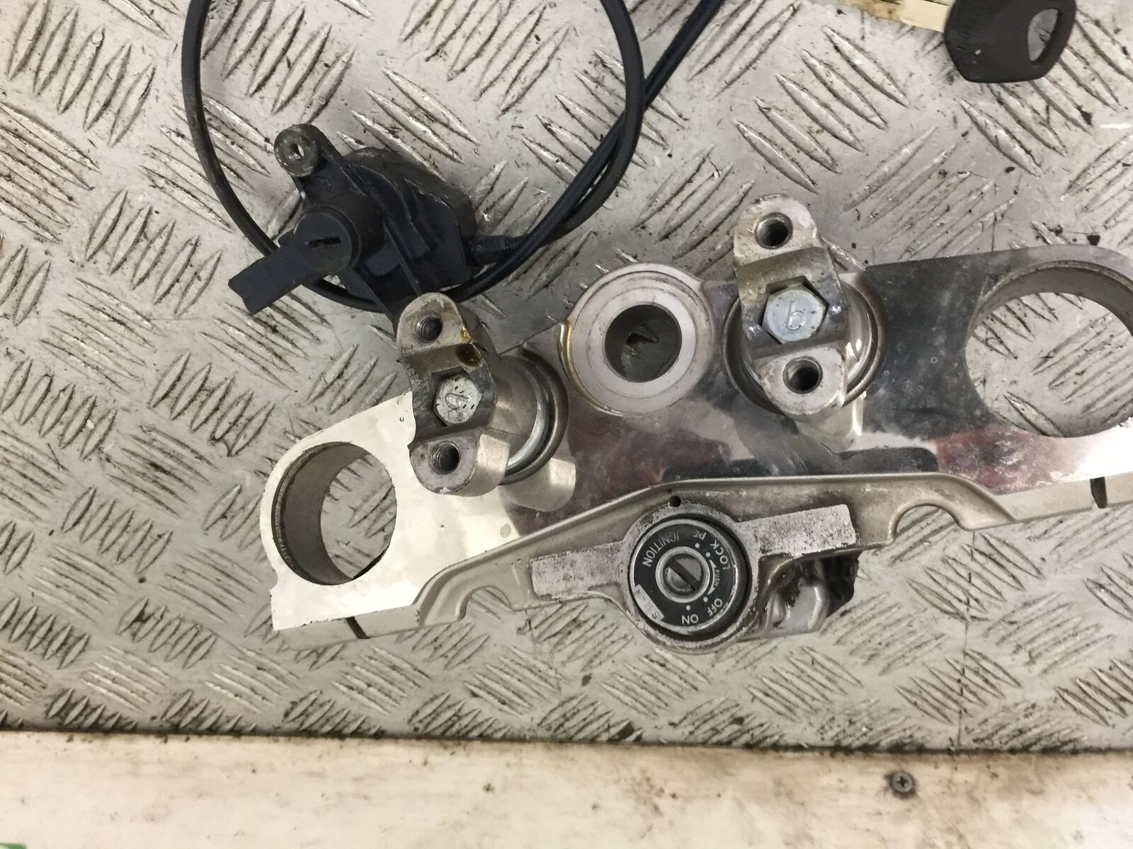 SUZUKI GSF1200 GSF 1200 BANDIT LOCKS AND KEY   YEAR 2001-2005 (STOCK 902)