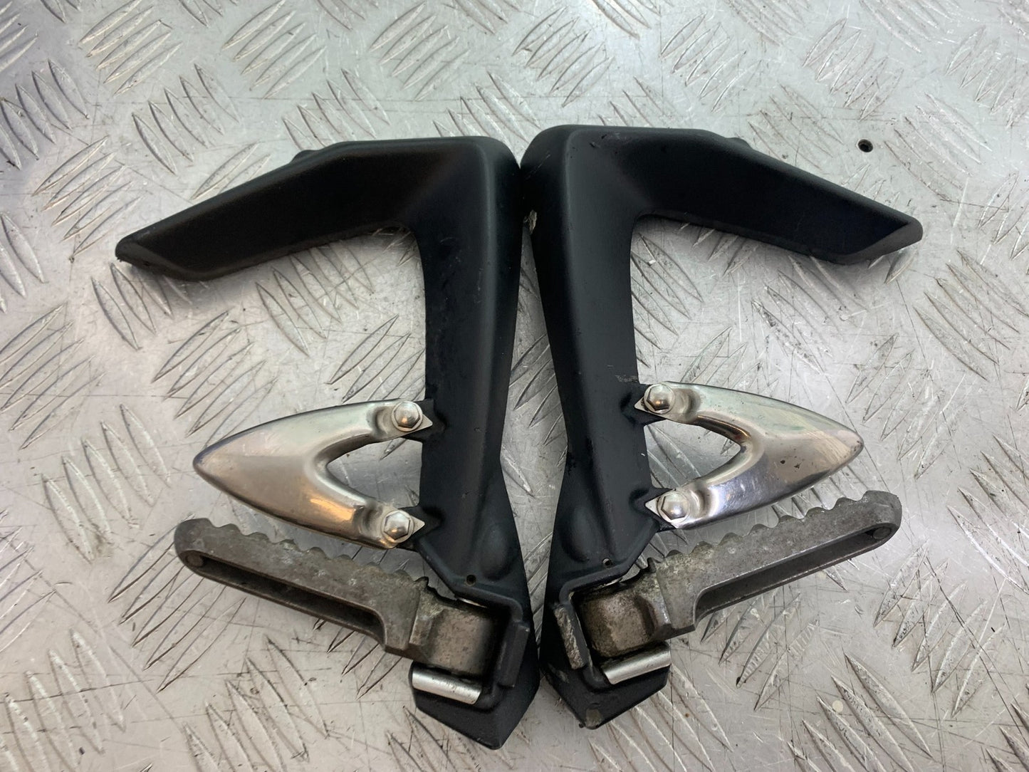 TRIUMPH 1050 SPRINT ST REAR HANGERS AND PEGS   2003-2011 (CMB1285)