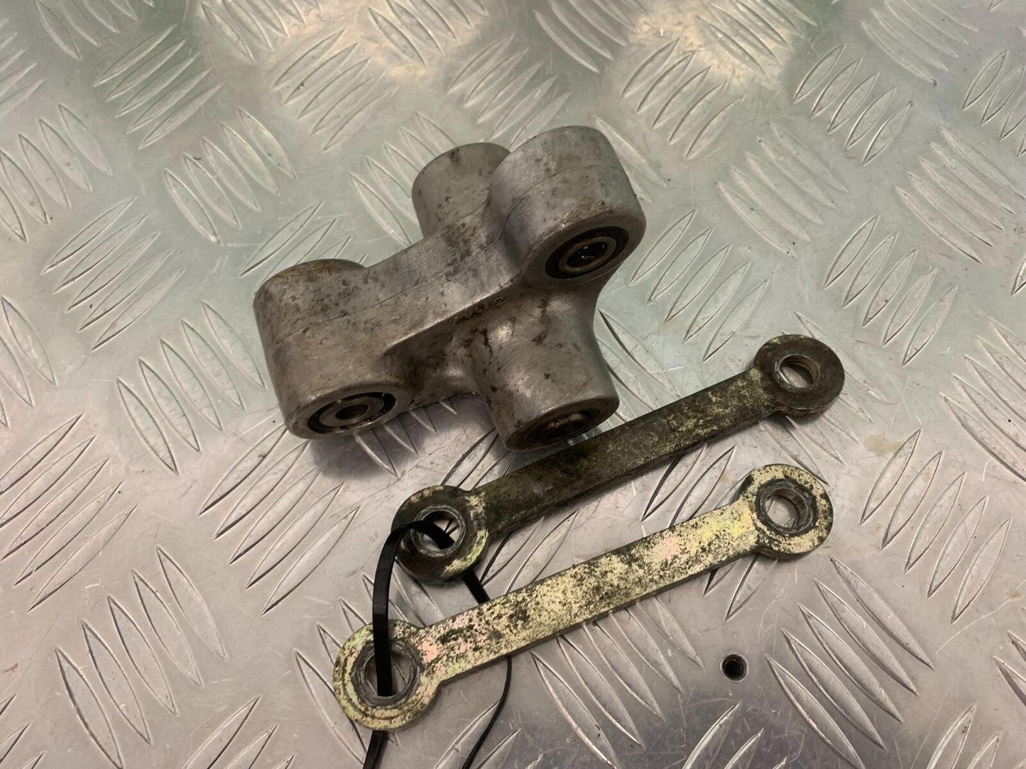 YAMAHA FZS600 FAZER 600 SHOCK LINKAGE   YEAR 1998-2001 (STOCK 964)