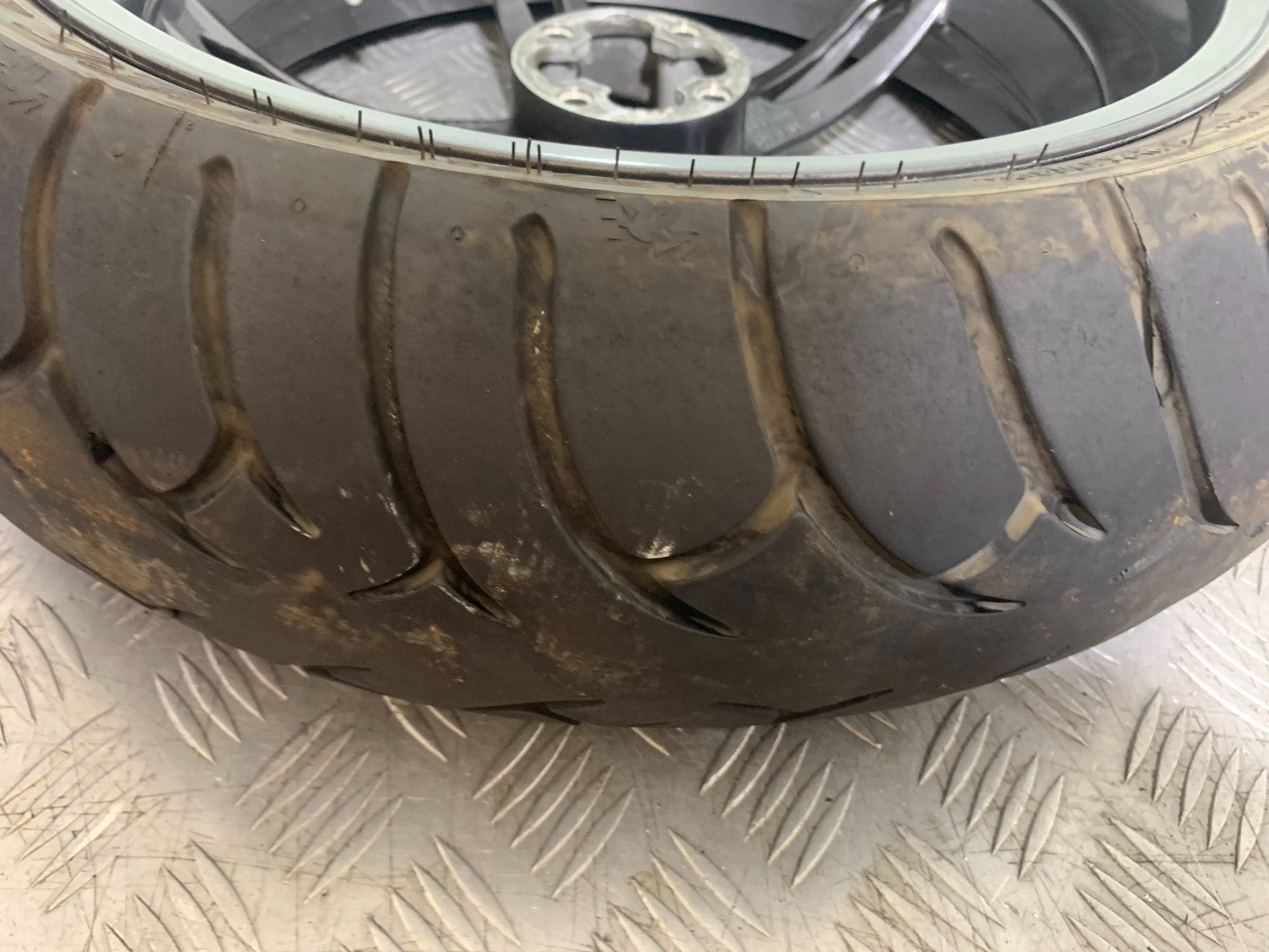 TRIUMPH 1050 SPEED TRIPLE REAR WHEEL   YEAR 2005-2007 (CMB1322)
