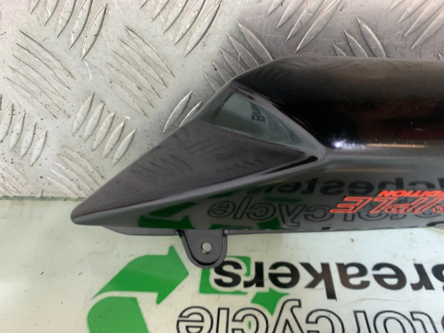 TRIUMPH SPEED TRIPLE R 1050 RIGHT SEAT PANEL  2009 (CMB1183)