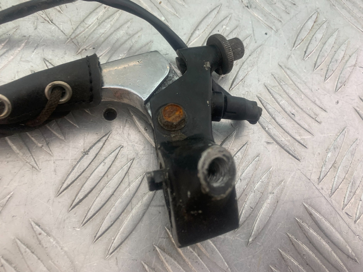 YAMAHA XV535 XV 535 VIRAGO CLUTCH LEVER AND BRACKET  YEAR 1994-02 (CMB1139)