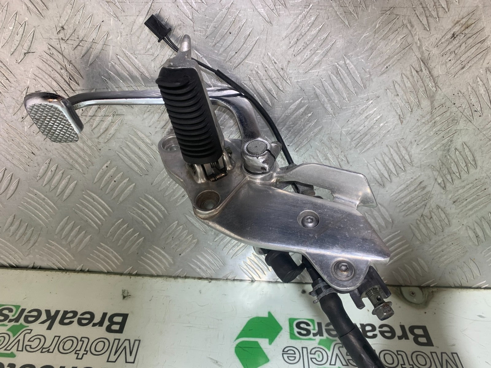 YAMAHA XJ900 XJ 900 DIVERSION FRONT RIGHT HANGER AND PEG YEAR 1994-2002(CMB1292)