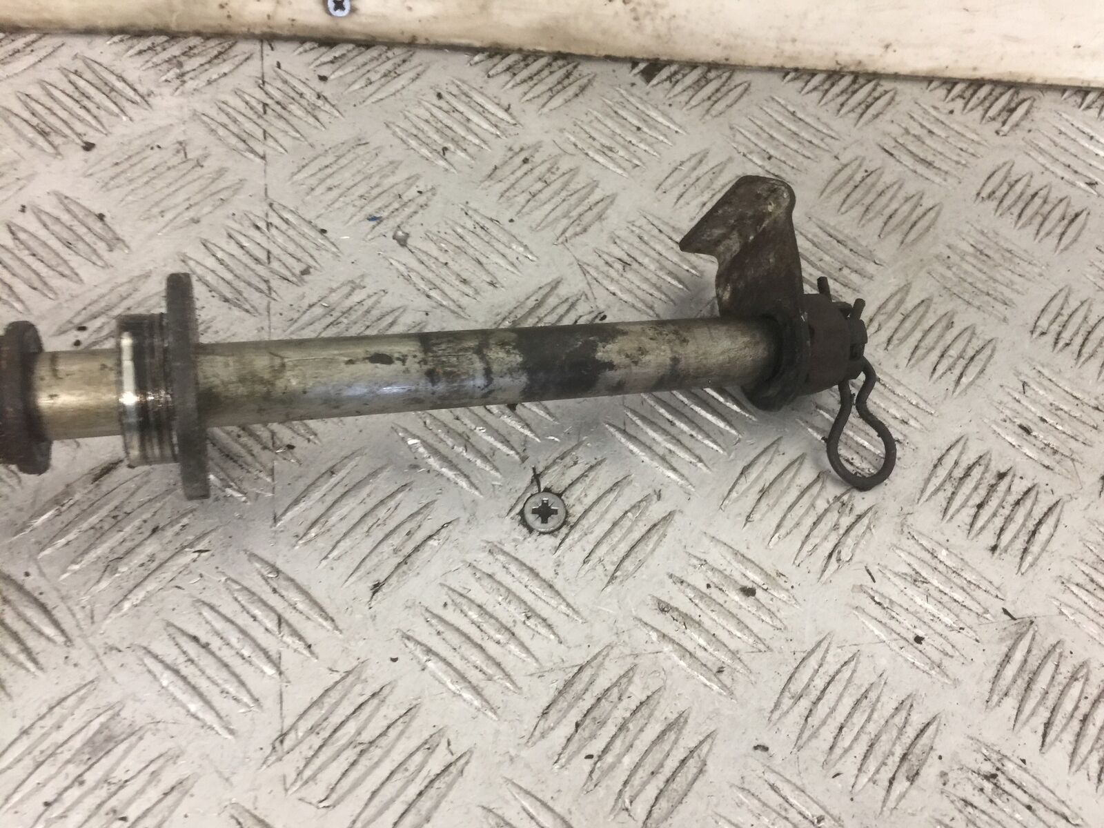 KAWASAKI ZZR600 ZZR 600 E REAR WHEEL SPINDLE YEAR 1994-05 (STOCK 876)