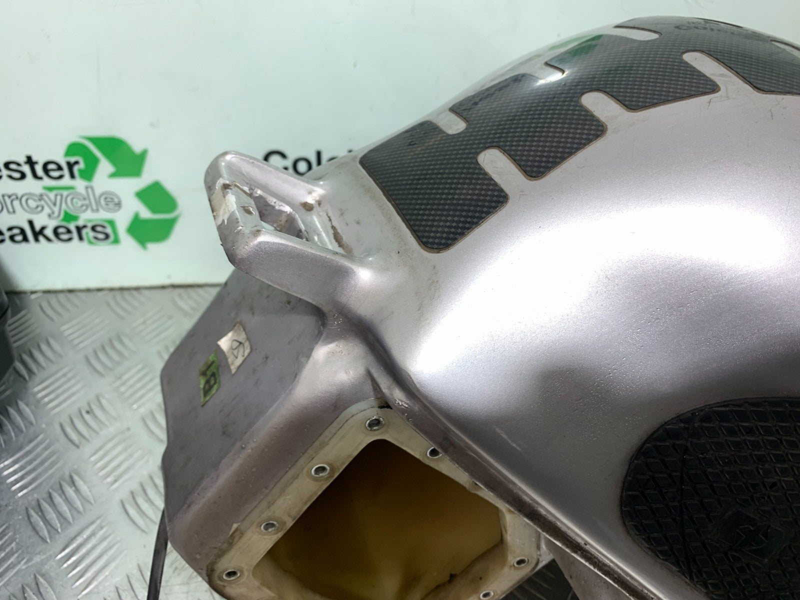 TRIUMPH 955i DAYTONA PETROL TANK  YEAR 2002-2006 (CMB1229)