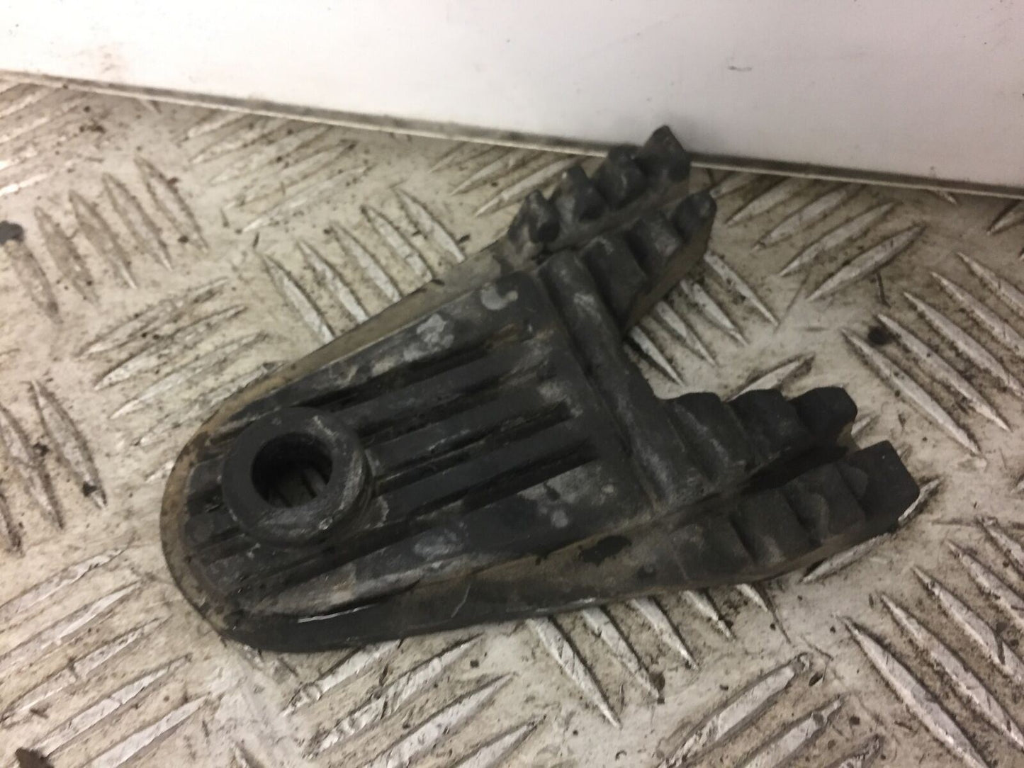 YAMAHA XV535 XV 535 VIRAGO PETROL TANK RUBBER   YEAR 1994