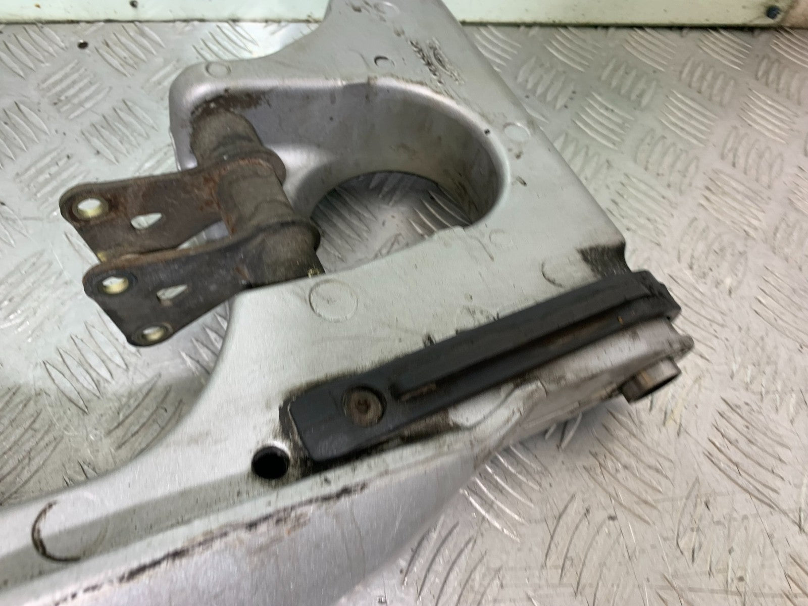 TRIUMPH 955I SPRINT RS SWINGARM  YEAR 1999-03 (CMB1313)