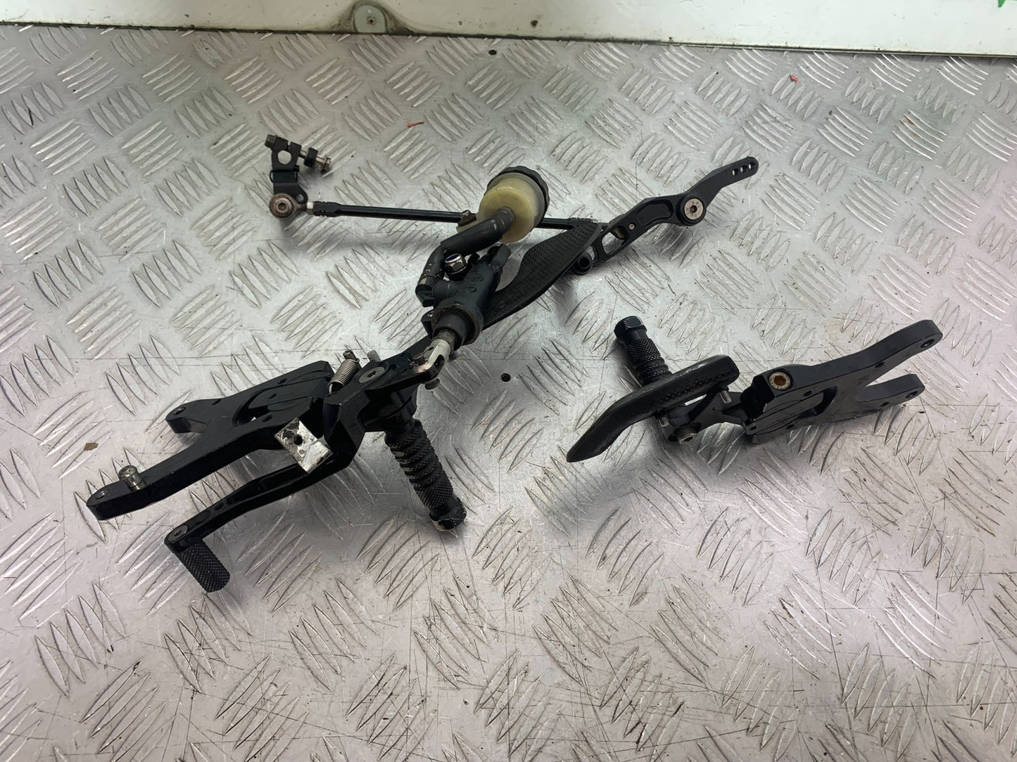 YAMAHA YZF R1 4C8 GILES ADJUSTABLE REARSETS  YEAR 2007-2008 (CMB1237)