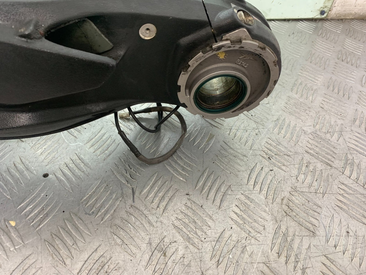 MV AGUSTA 675 F3 SWINGARM AND HUB    YEAR 2012-2016 (CMB1302)