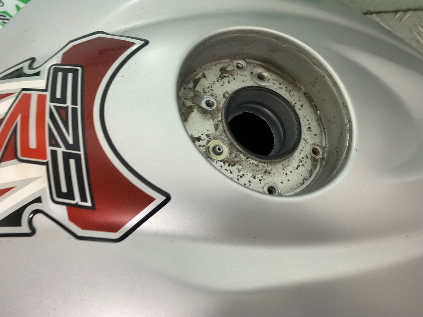 TRIUMPH 675 STREET TRIPLE RX PETROL TANK    2015- 2017 (CMB1299)