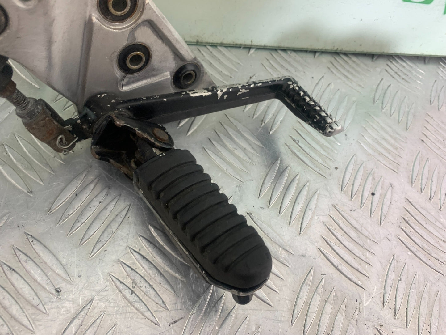 SUZUKI GSF650 GSF 650 FRONT RIGHT HANGER   YEAR 2007-2009  (CMB1161)