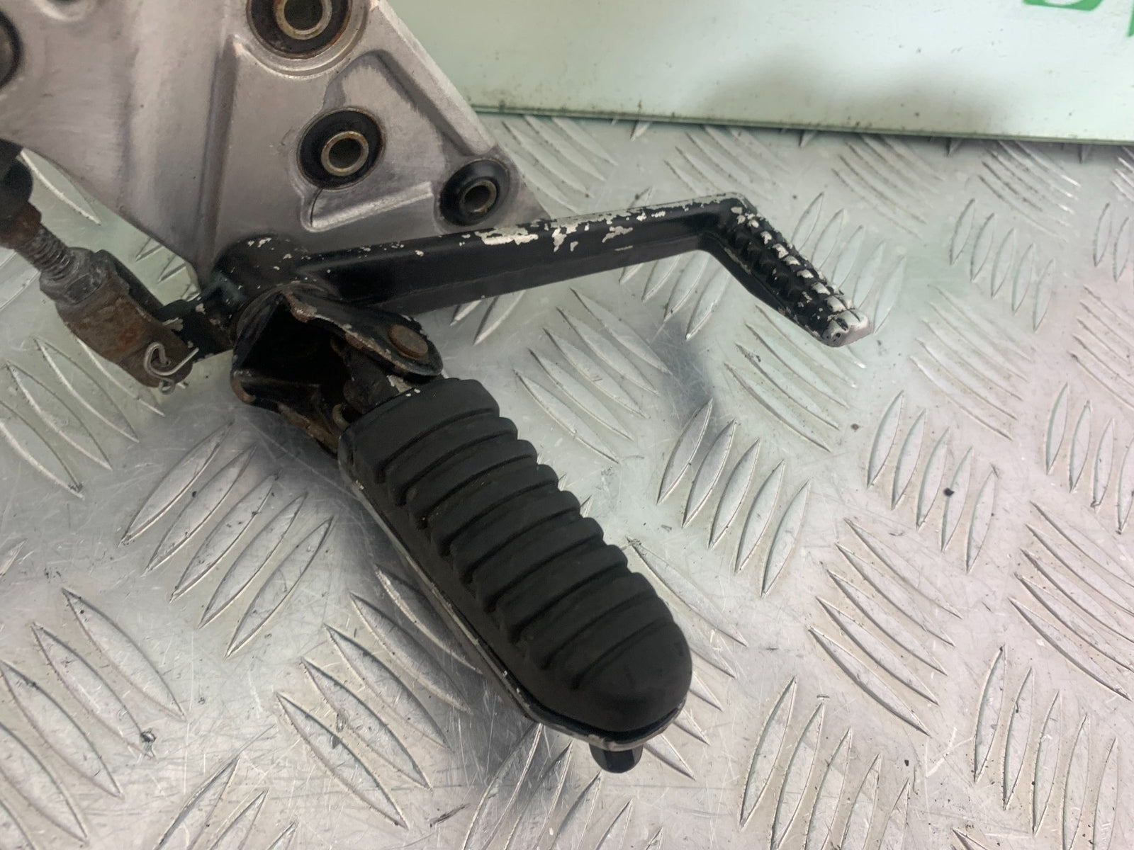 SUZUKI GSF650 GSF 650 FRONT RIGHT HANGER   YEAR 2007-2009  (CMB1161)