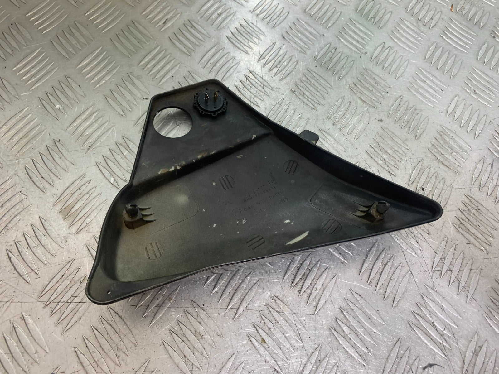 HONDA VT700 VT 700 SHADOW RIGHT SEAT PANEL  YEAR 1984-85 (CMB1328)