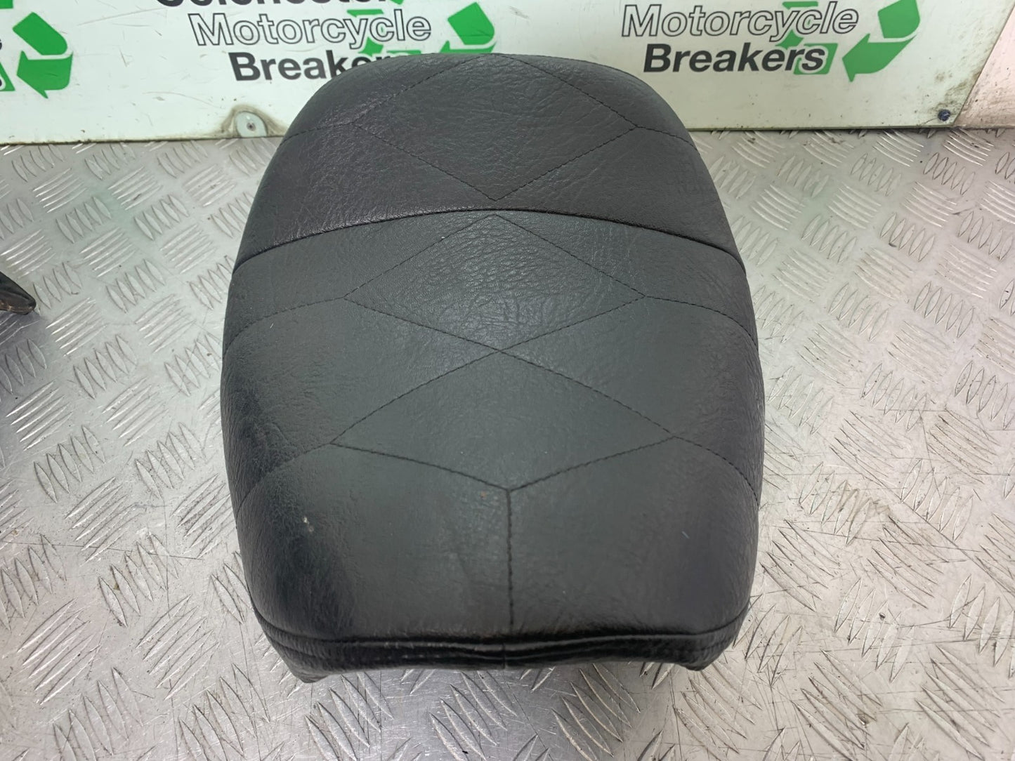 HONDA VT700 VT 700 SHADOW FRONT SEAT YEAR 1984-85 (CMB1328)