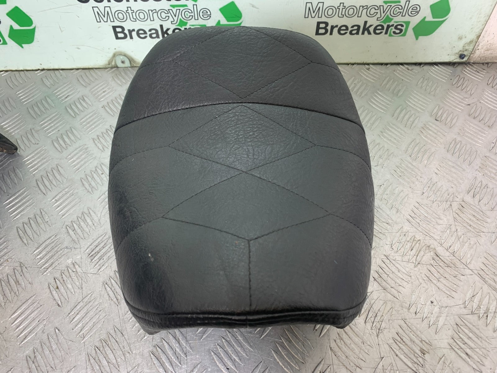 HONDA VT700 VT 700 SHADOW FRONT SEAT YEAR 1984-85 (CMB1328)