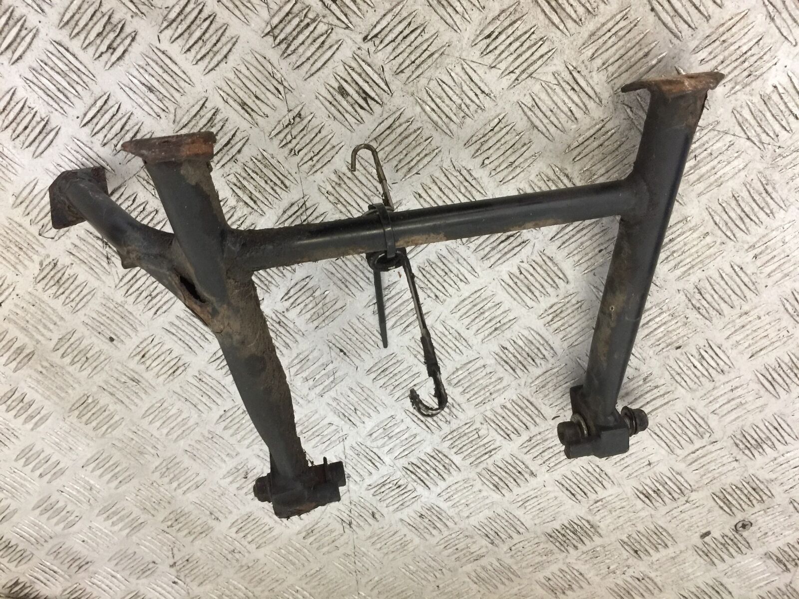 TRIUMPH 955i SPRINT ST CENTER STAND  YEAR 1999-2004 (STOCK 735)