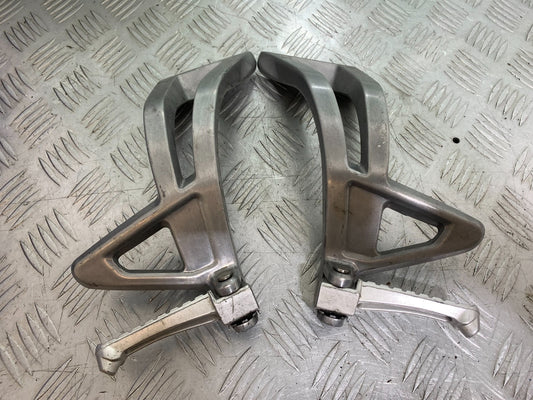 TRIUMPH SPEED TRIPLE R 1050 REAR HANGERS AND PEGS   2009 (CMB1183)