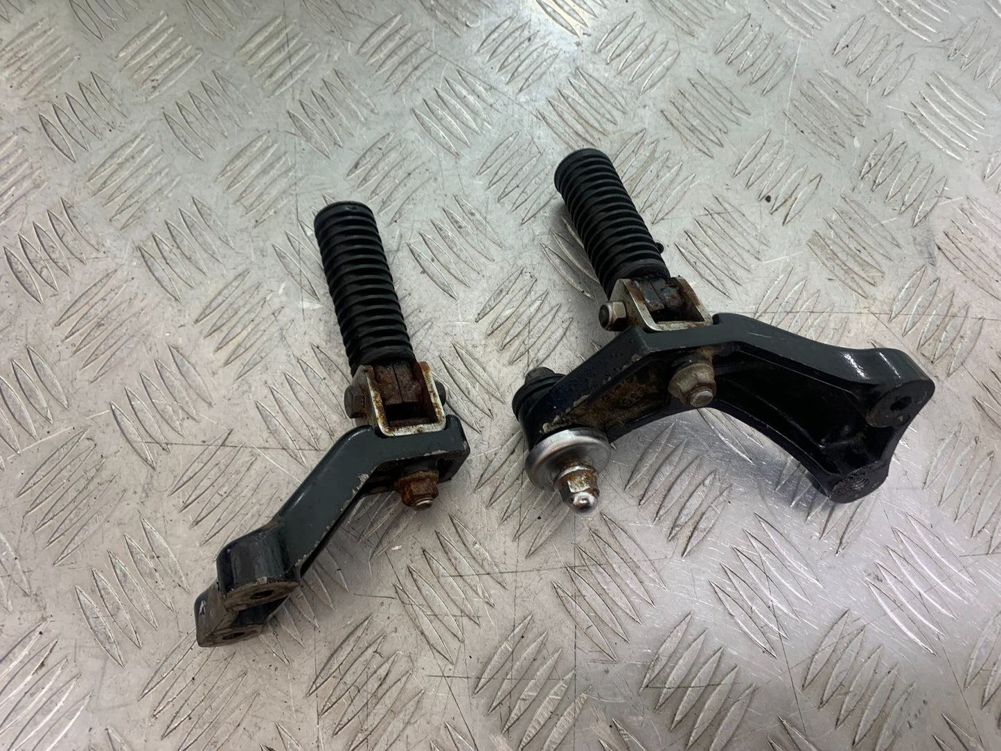 KAWASAKI VN1500 CLASSIC REAR FOOTPEGS  YEAR 1999 -2006 (CMB1166)