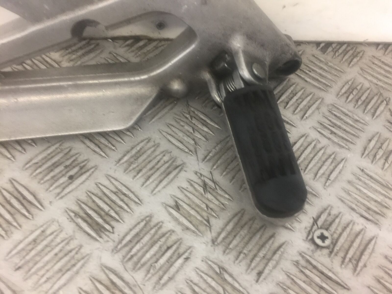 YAMAHA XJ600 XJ 600 DIVERSION RIGHT HANGER AND PEG  YEAR 1995