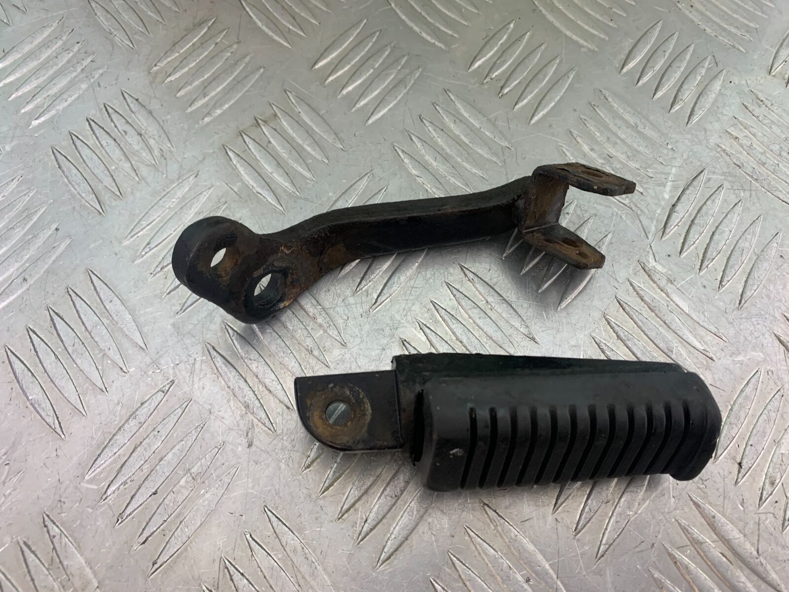 MUTT GT-SS 125 FRONT RIGHT FOOTPEG   YEAR 2020- 2024 (CMB1085)