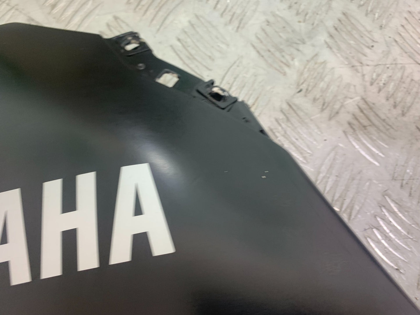 YAMAHA YZF R1 14 B BIG BANG RIGHT LOWER FAIRING PANEL   2009-14 (CMB1175)