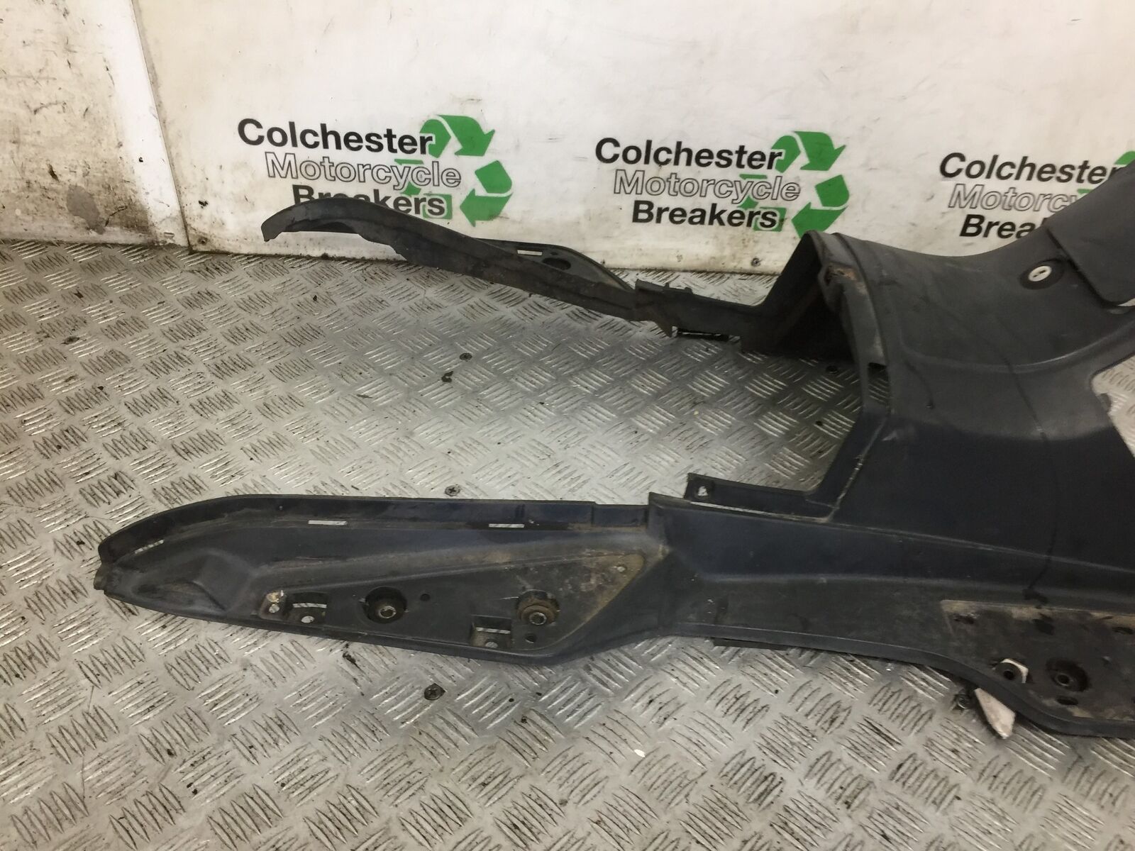 SUZUKI AN 250 BURGMAN INNER FOOTBOARD  YEAR 1999  (STOCK 881)