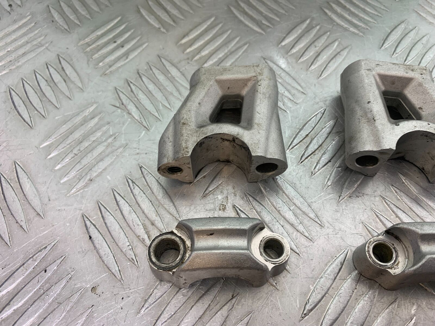 TRIUMPH TIGER 800 HANDLEBAR CLAMPS  YEAR 2011-2014 (CMB1113)