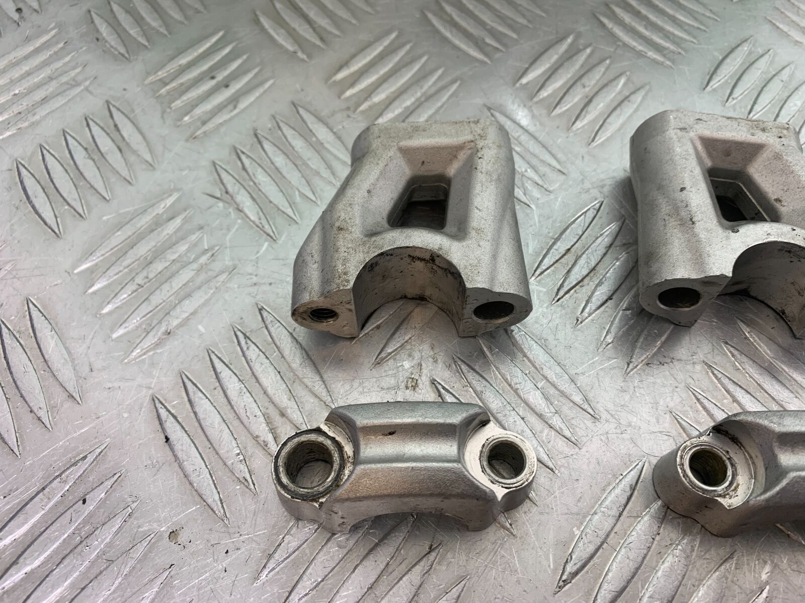 TRIUMPH TIGER 800 HANDLEBAR CLAMPS  YEAR 2011-2014 (CMB1113)