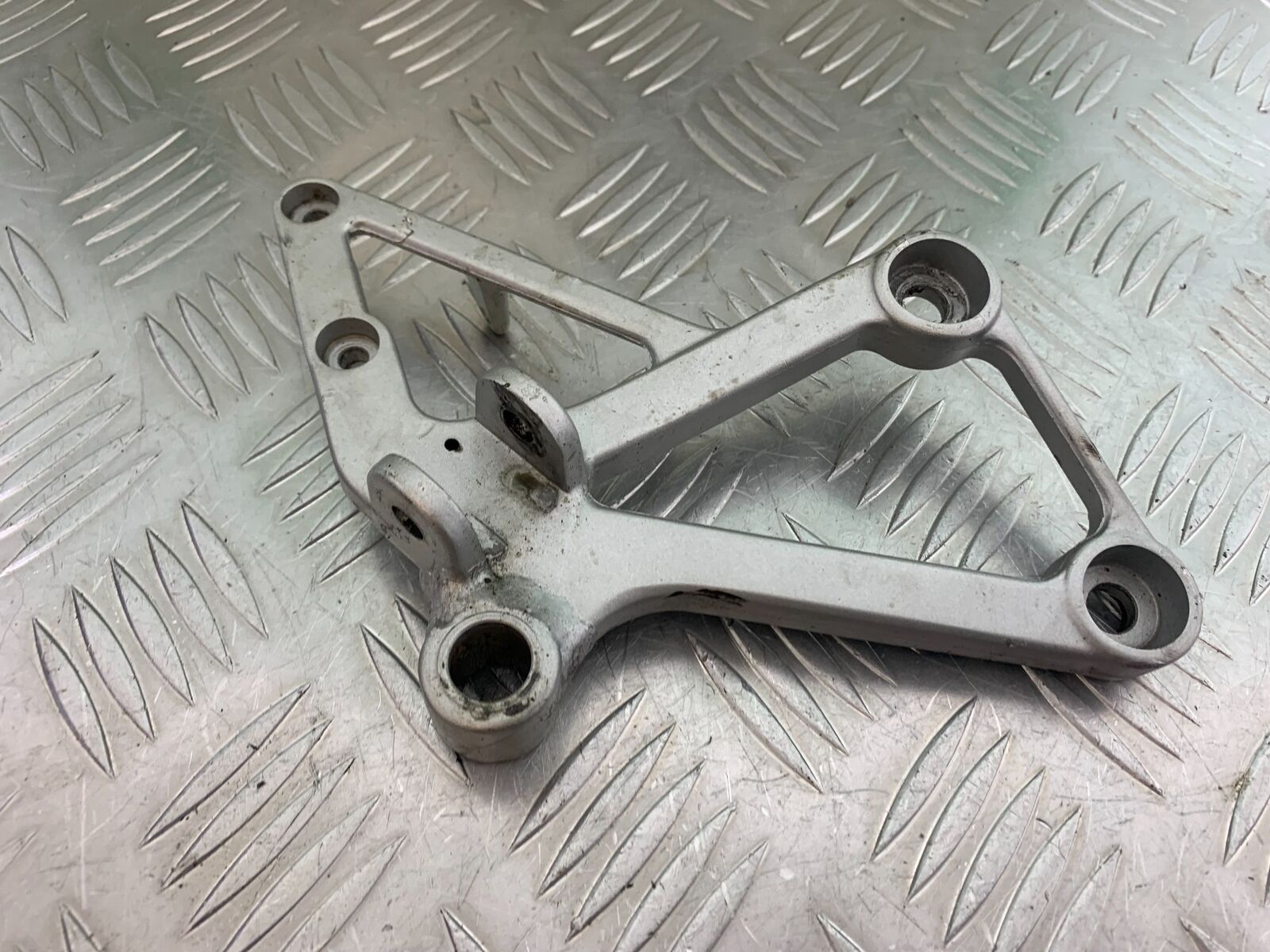 HONDA VFR400 VFR 400 NC21 FRONT RIGHT HANGER  YEAR 1986-87 (CMB1043)