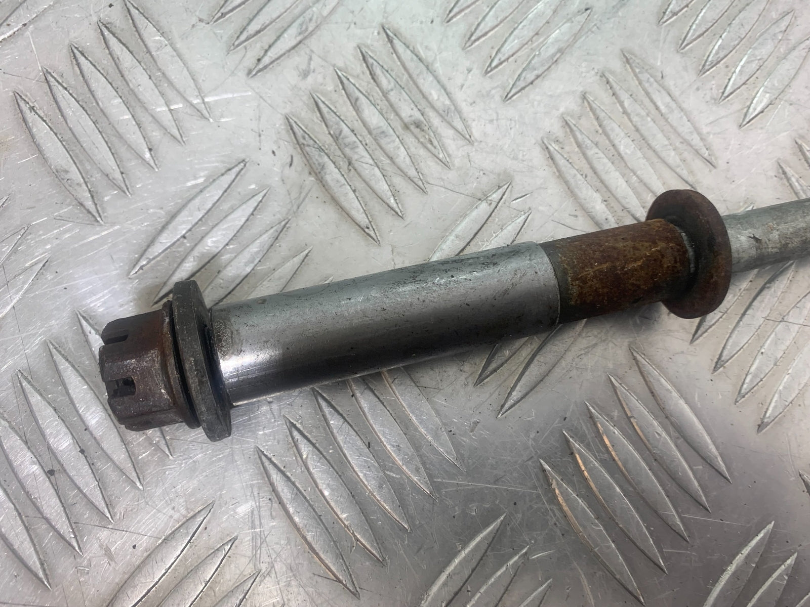 YAMAHA XV535 XV 535 VIRAGO REAR WHEEL SPINDLE YEAR 1994-02 (CMB1139)