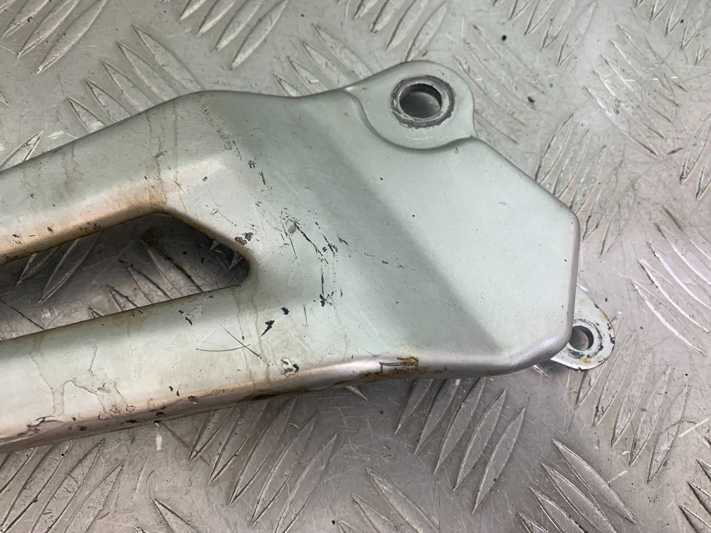 YAMAHA YBR125 YBR 125 RIGHT HANGER YEAR 2010-2017 (CMB1163)