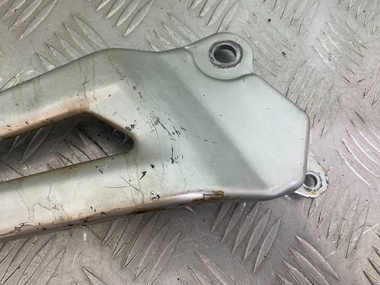 YAMAHA YBR125 YBR 125 RIGHT HANGER YEAR 2010-2017 (CMB1163)