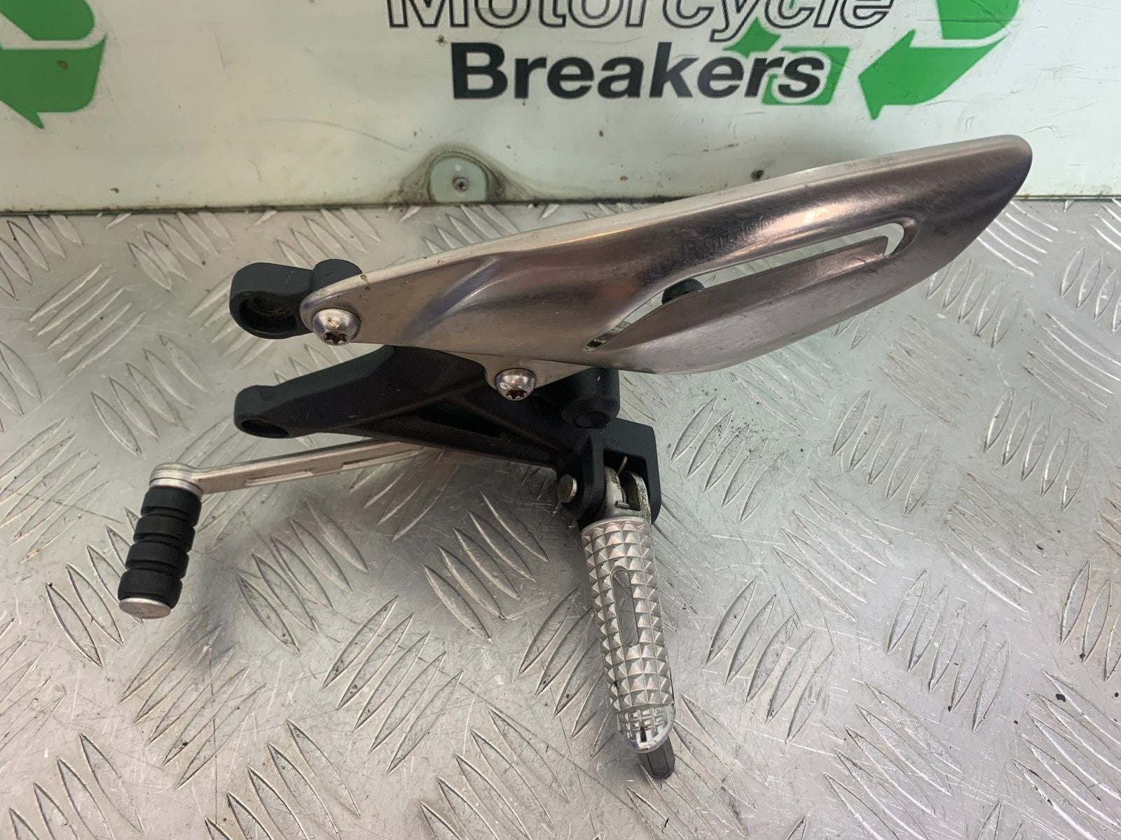 TRIUMPH 675 STREET TRIPLE FRONT LEFT HANGER   2013-2016 (CMB1186)