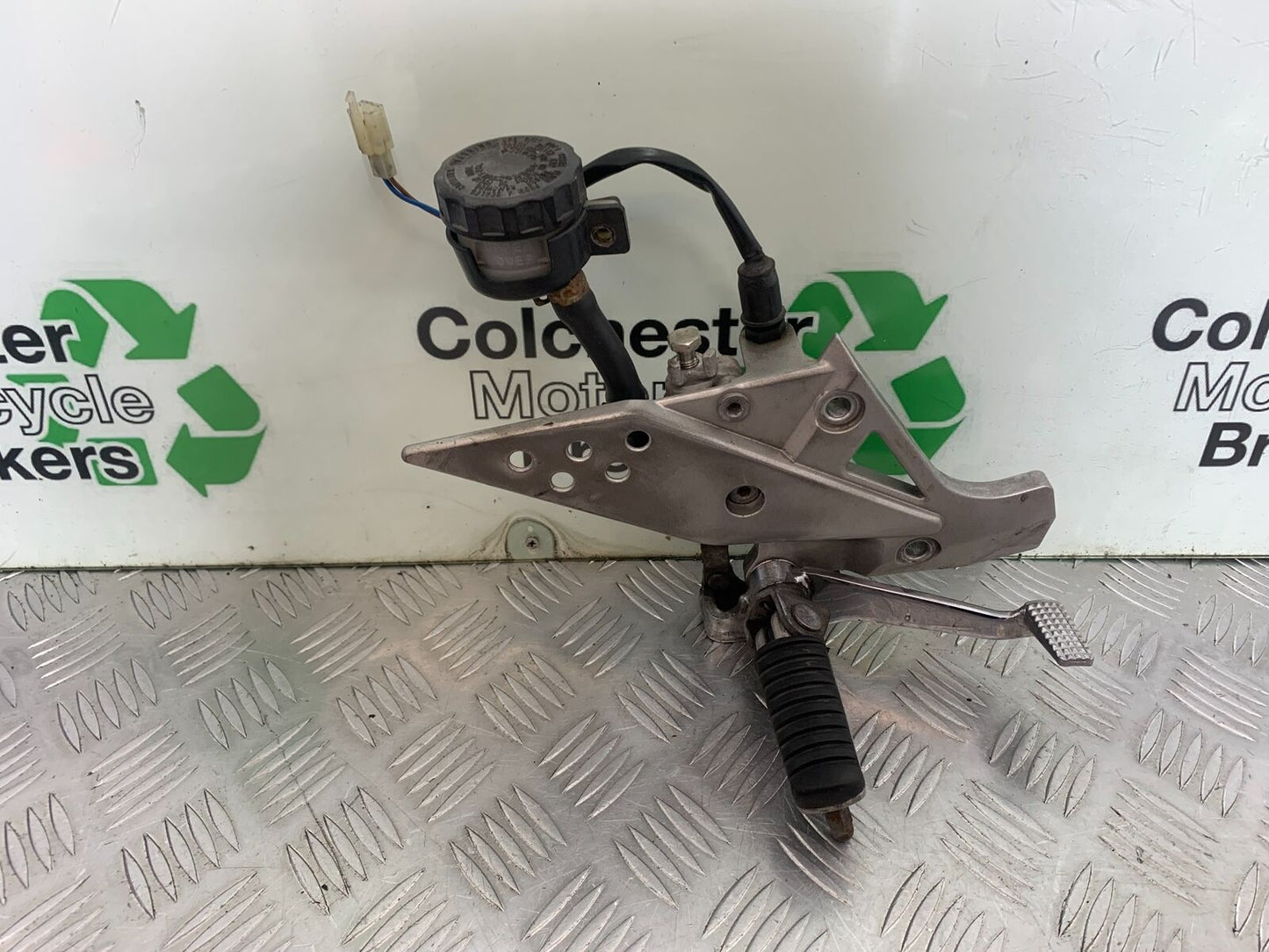 KAWASAKI Z750 Z 750 FRONT RIGHT HANGER  YEAR 2004-2006  (CMB1104)