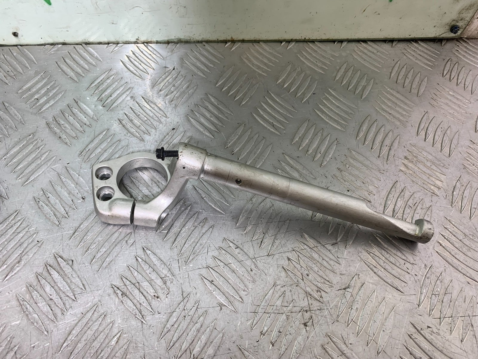 TRIUMPH 955I SPRINT RS RIGHT HANDLEBAR   YEAR 1999-03 (CMB1313)