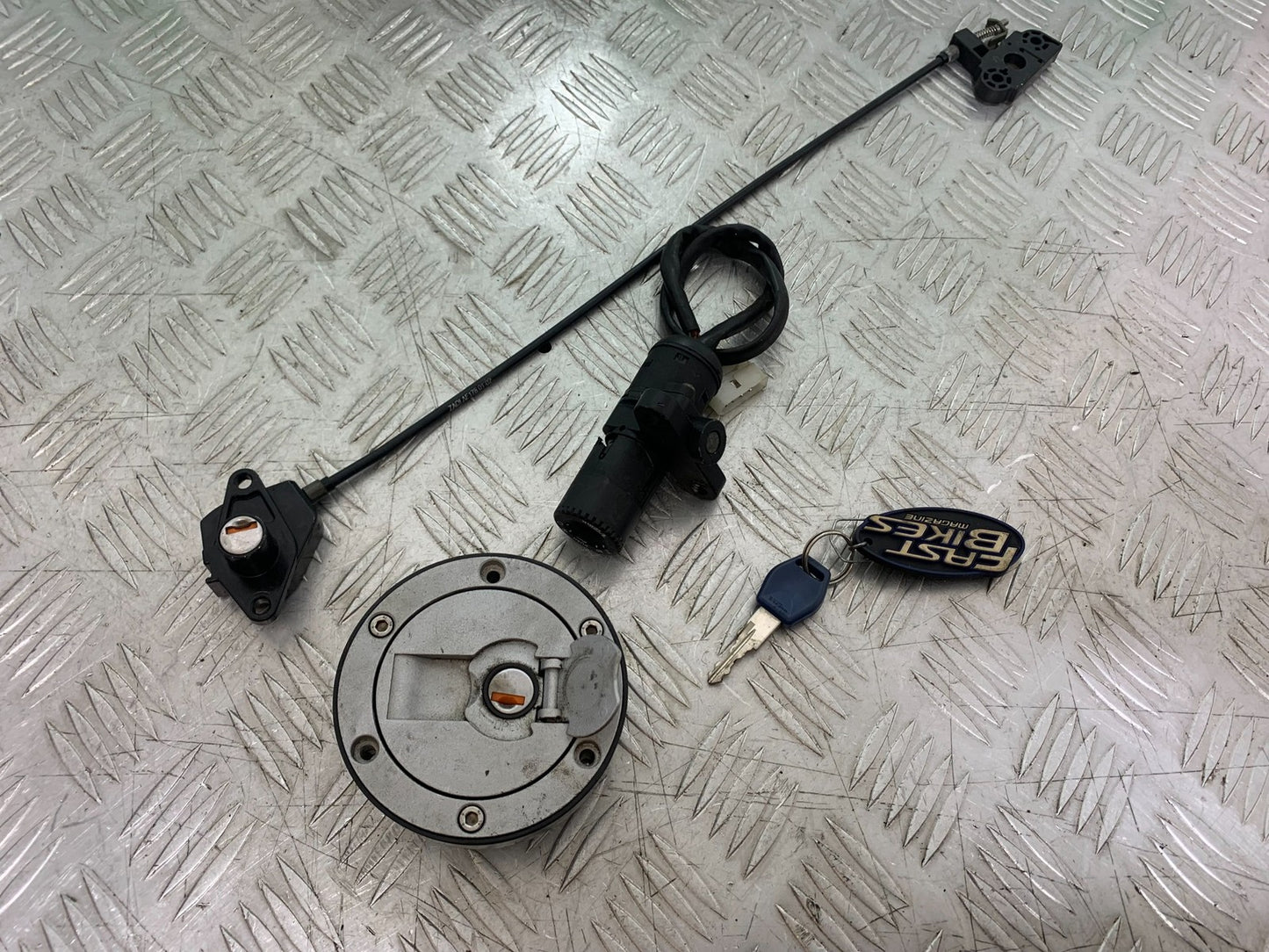 APRILIA RSV1000 RSV 1000 MILLE LOCKSET AND KEY  1998- 2003 (CMB1184)