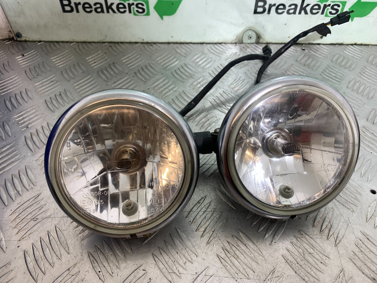 TRIUMPH SPEED TRIPLE R 1050 HEADLIGHTS  2009 (CMB1183)