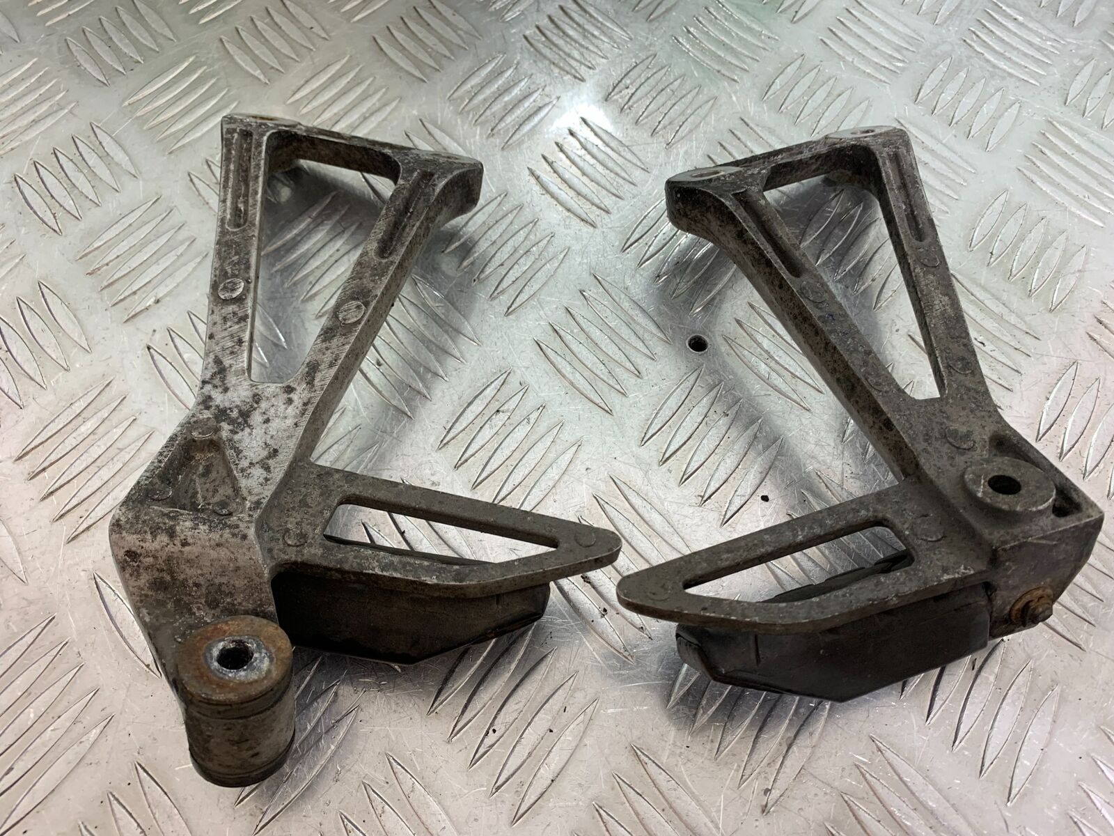 HONDA CBR500R CBR 500 R REAR HANGERS AND PEGS  YEAR 2012-16 (CMB1048)