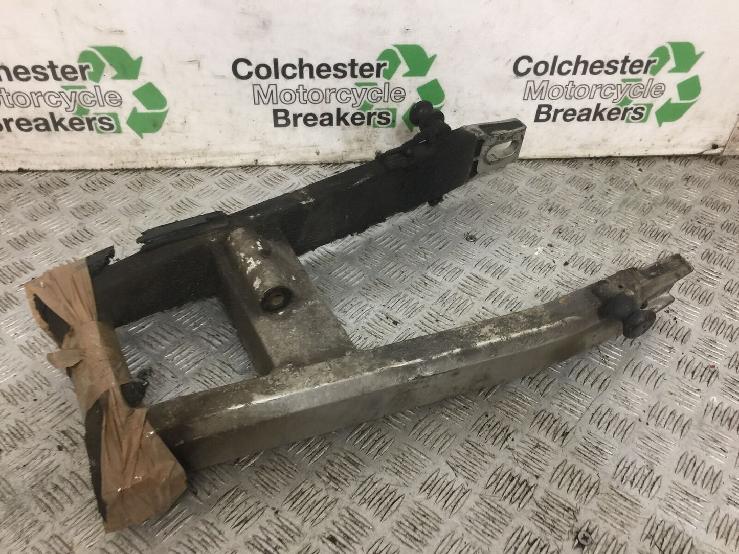 KAWASAKI ZX9R ZX9 E1 SWINGARM YEAR 2000 (STOCK 795)
