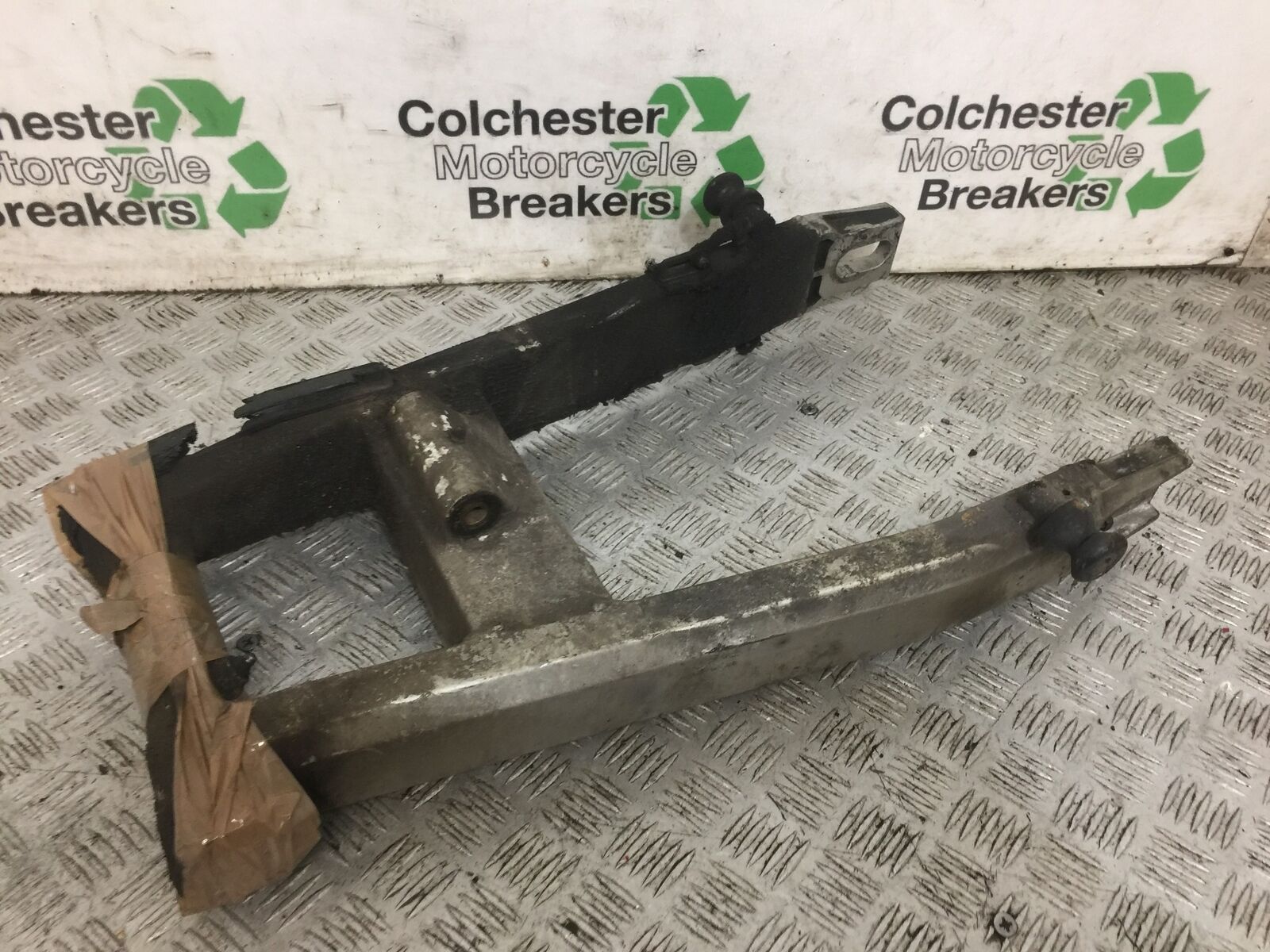 KAWASAKI ZX9R ZX9 E1 SWINGARM YEAR 2000 (STOCK 795)