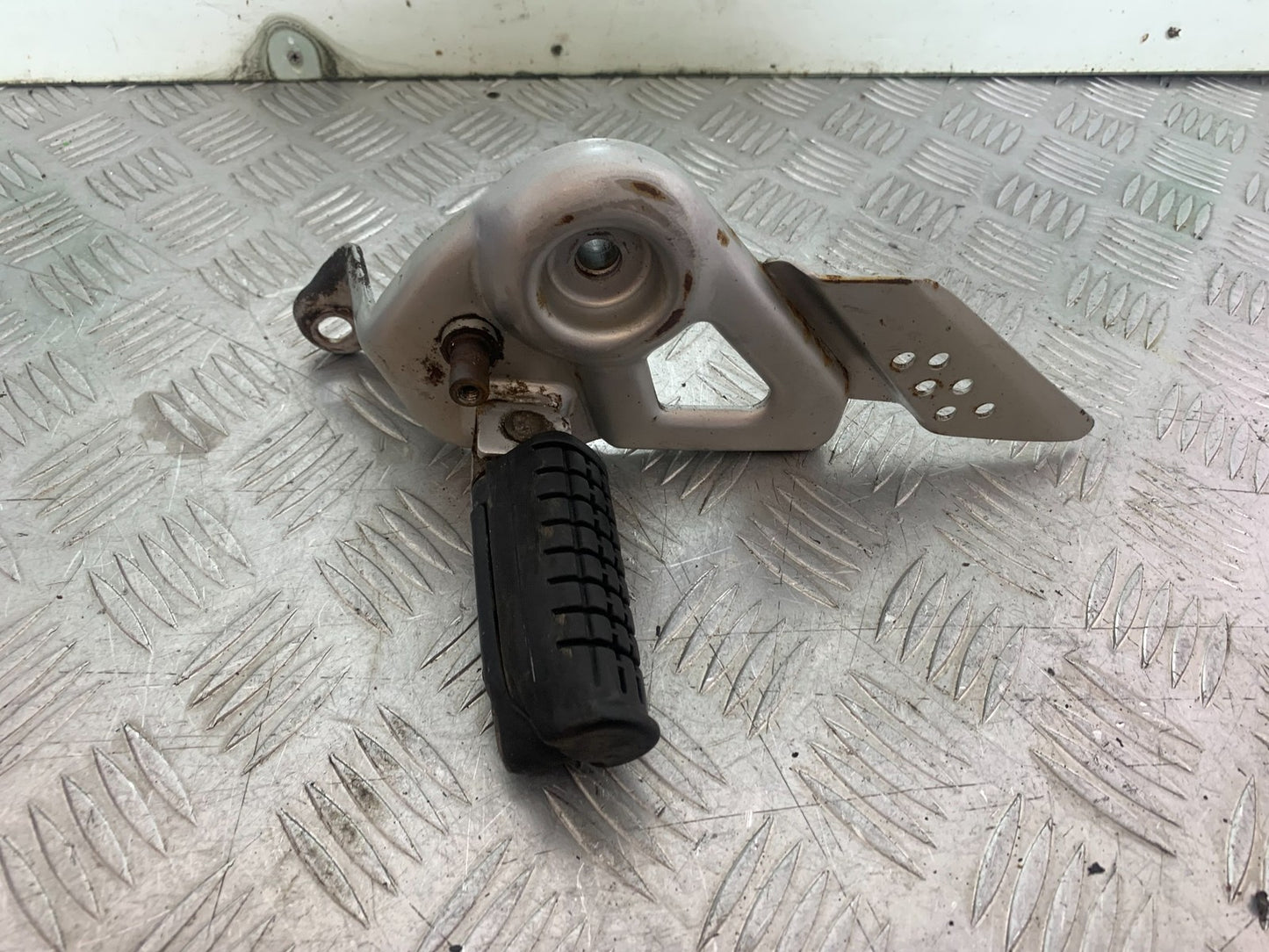 HONDA CBF125 CBF 125 FRONT LEFT HANGER  YEAR 2009-14  (CMB1172)