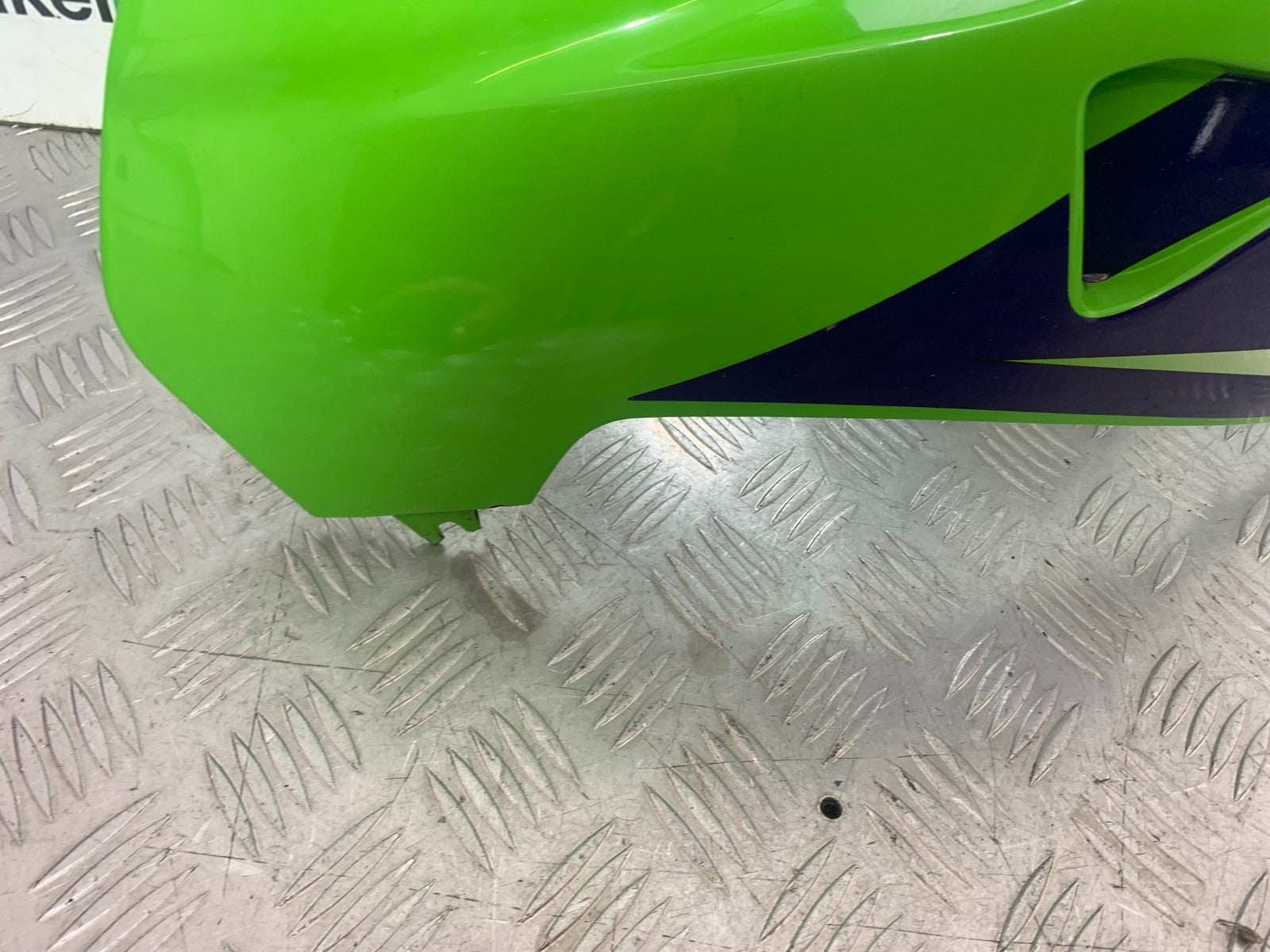 KAWASAKI ZX9R ZX9 E1 RIGHT MIDDLE FAIRING PANEL YEAR 2000-01 (CMB1171)