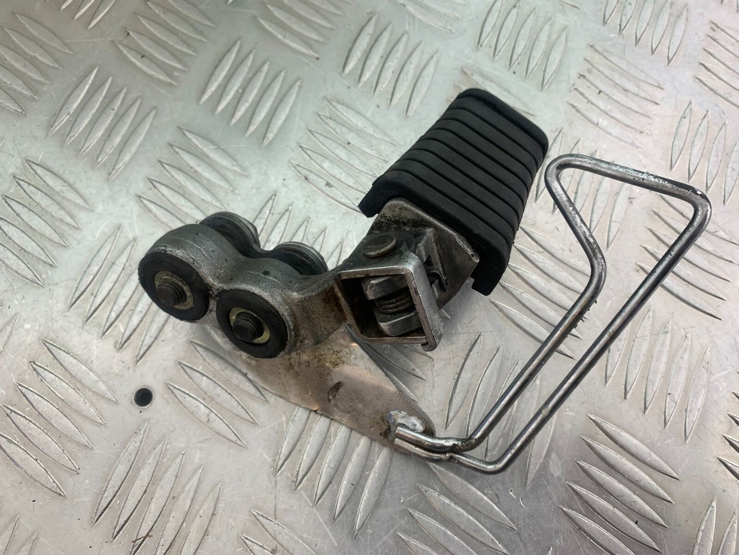 YAMAHA XV535 XV 535 VIRAGO FRONT RIGHT FOOTPEG YEAR 1994-02 (CMB1044)