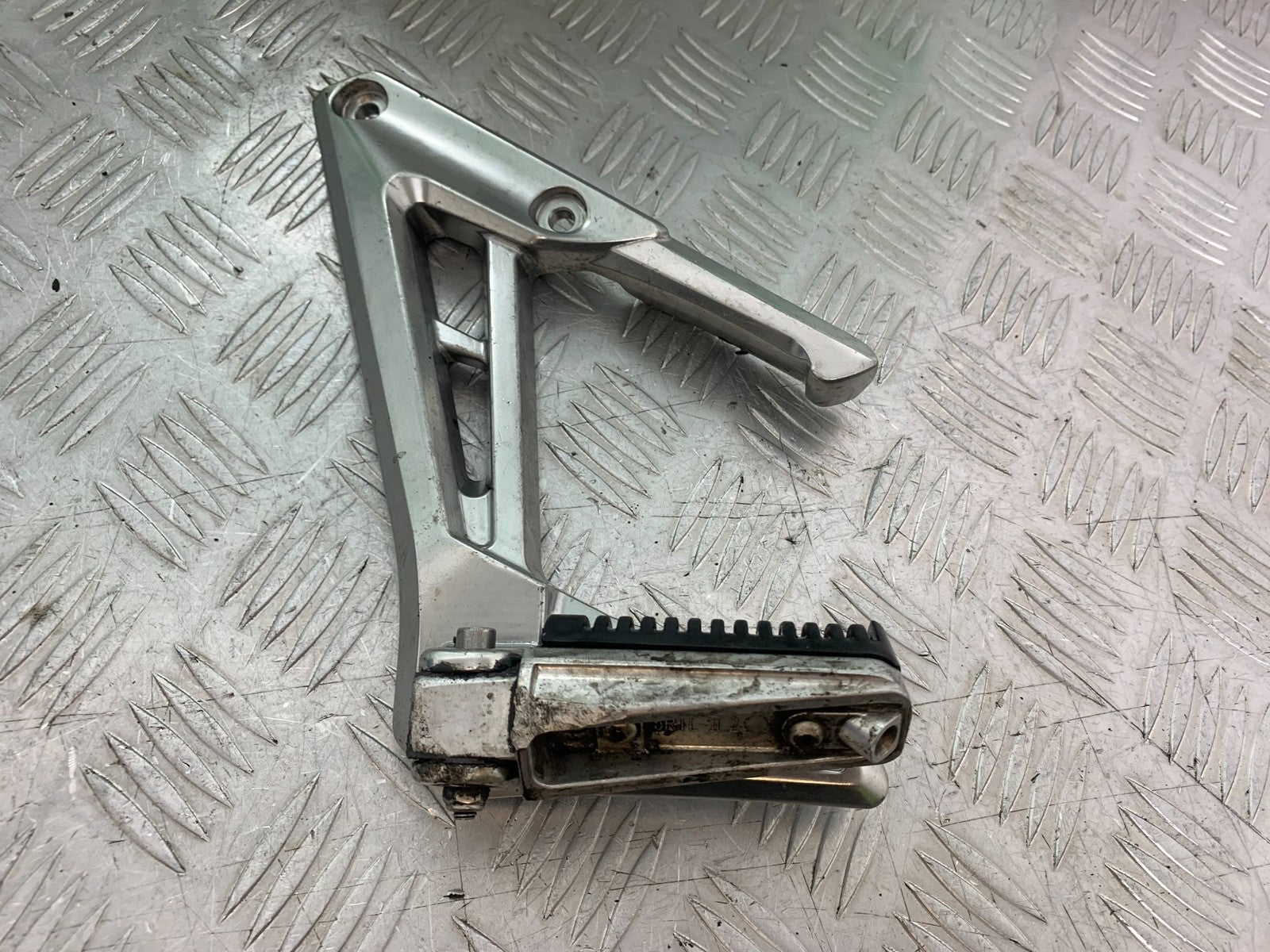 YAMAHA FZS1000 FAZER LEFT REAR HANGER AND PEG  YEAR 2001-05 (CMB1275)